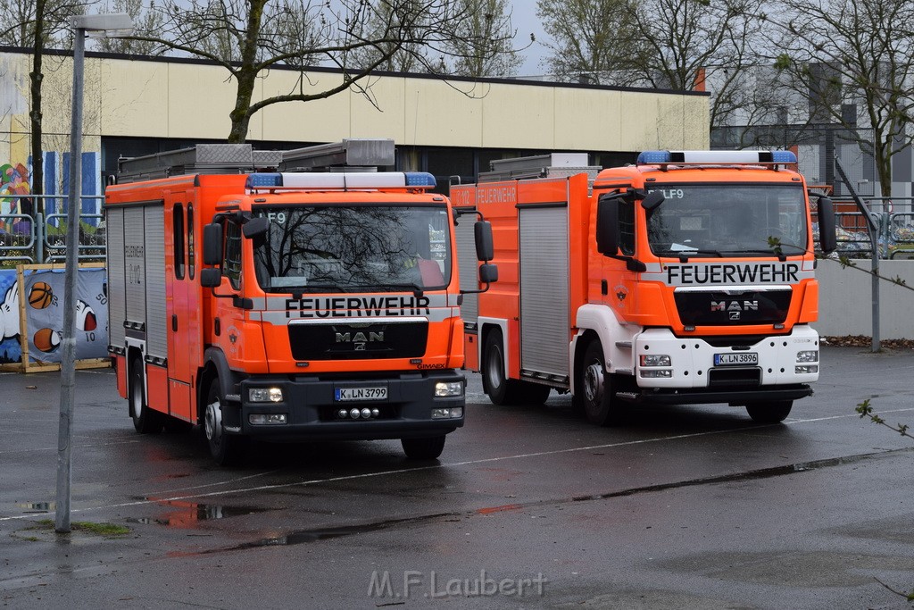 Einsatz BF Koeln Schule Burgwiesenstr Koeln Holweide P018.JPG - Miklos Laubert